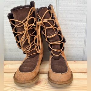 Used UGG AUSTRALIA LaceUp Winter Knee Boots.
Size: 10 H:30”.